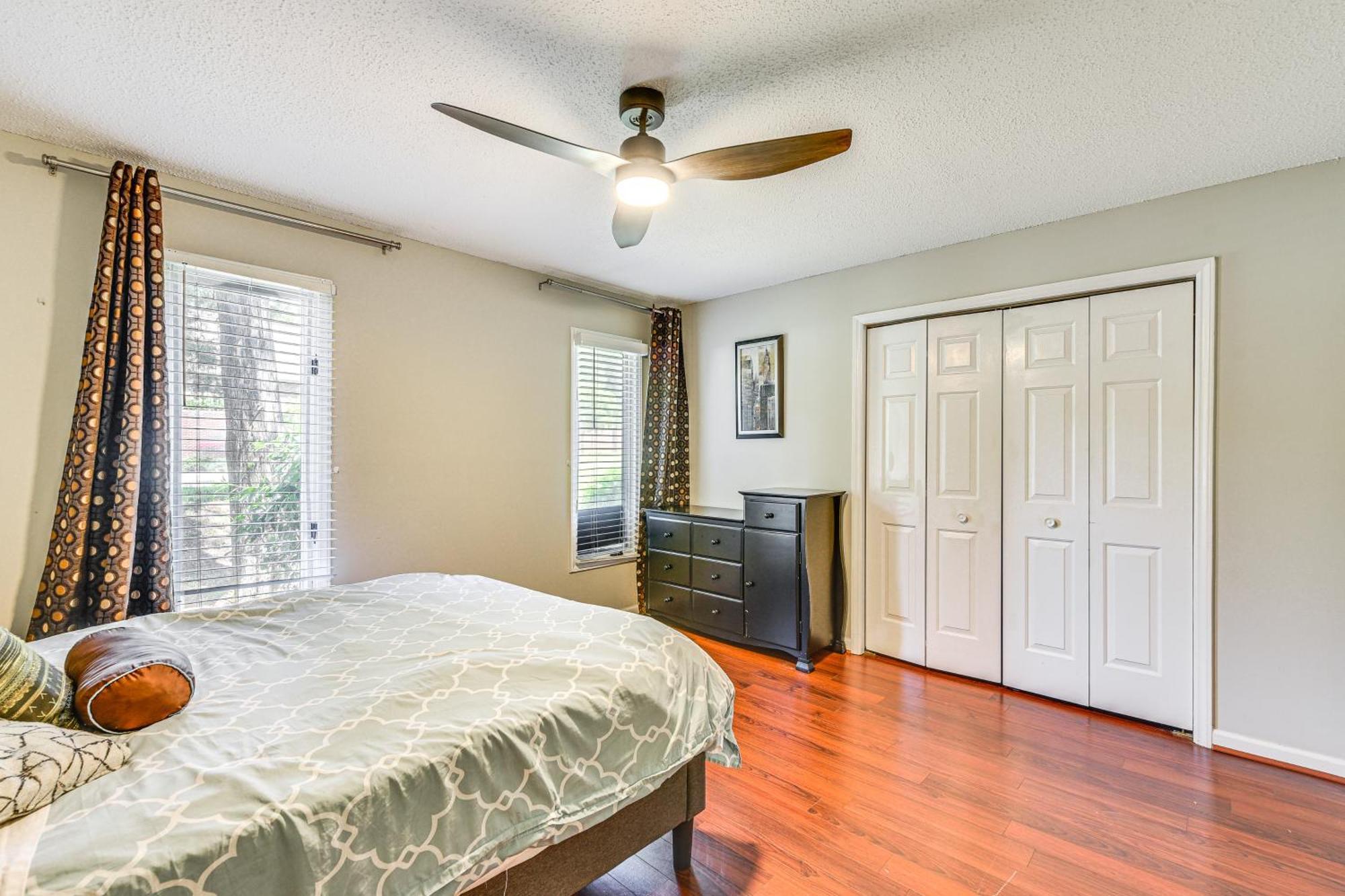 Pet-friendly With Deck Near Uptown!