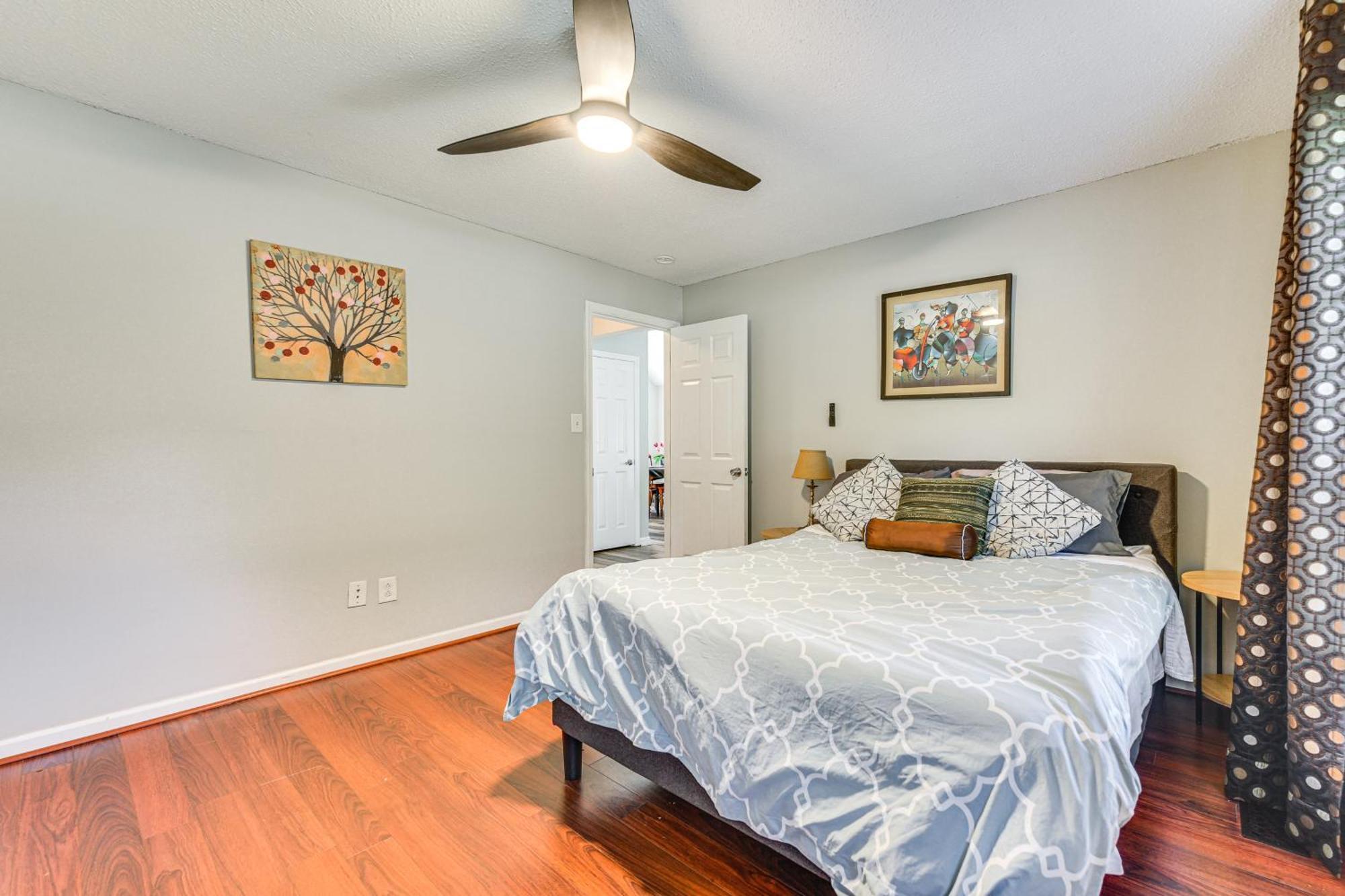 Pet-friendly With Deck Near Uptown!