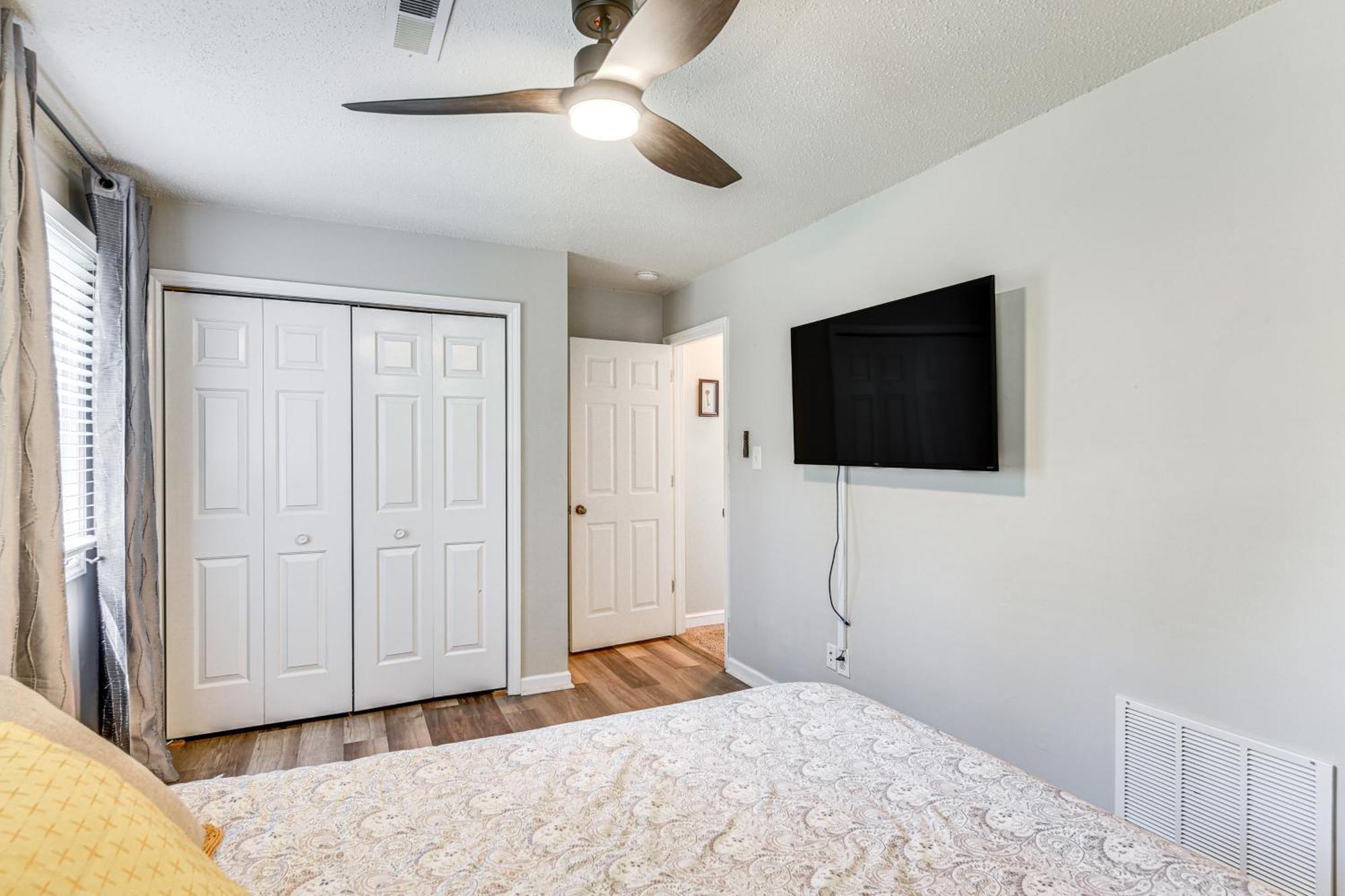 Holiday home Pet-friendly With Deck Near Uptown!