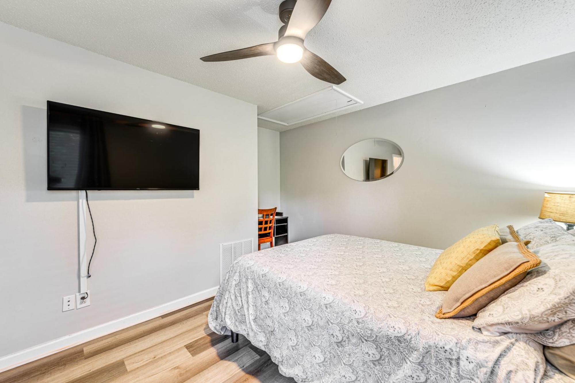 Pet-friendly With Deck Near Uptown! Holiday home *