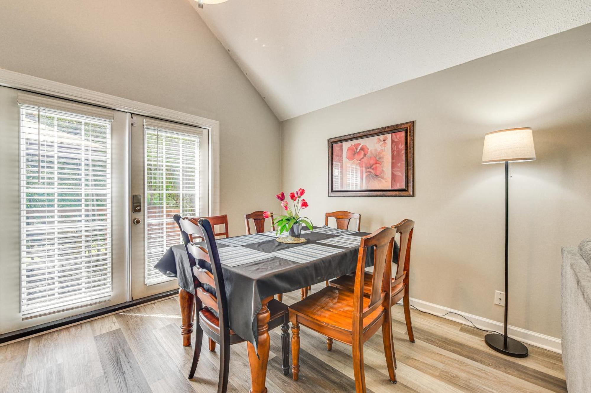 Pet-friendly With Deck Near Uptown! Holiday home *