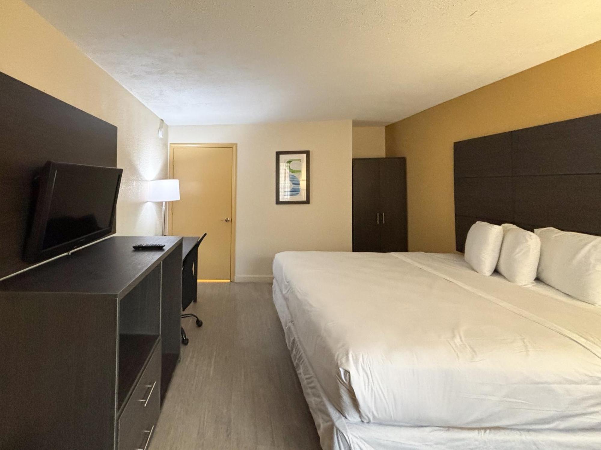 6 Charlotte, Nc Northlake Hotel 2*