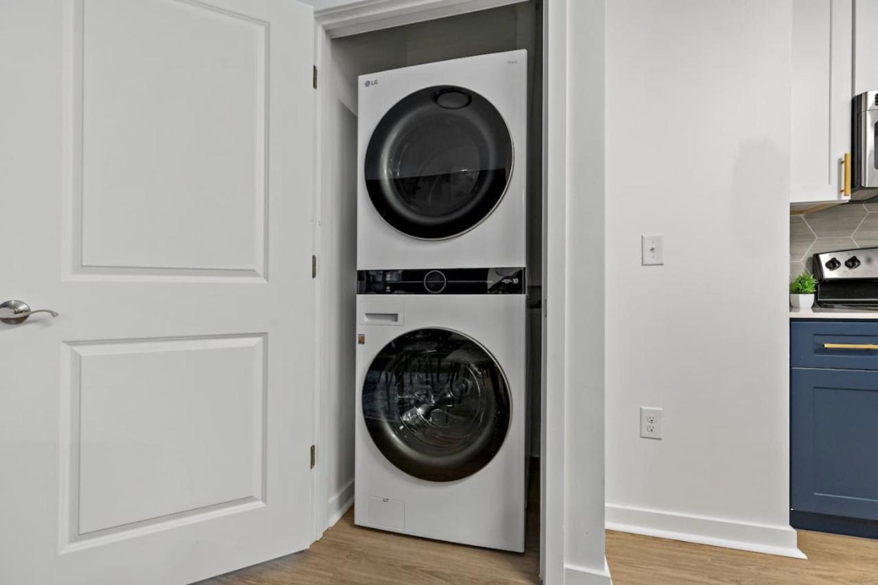 Modern 2bd - 5 Min Dt, Gym, Parking, W-d - Sleeps 12 Apartment Charlotte