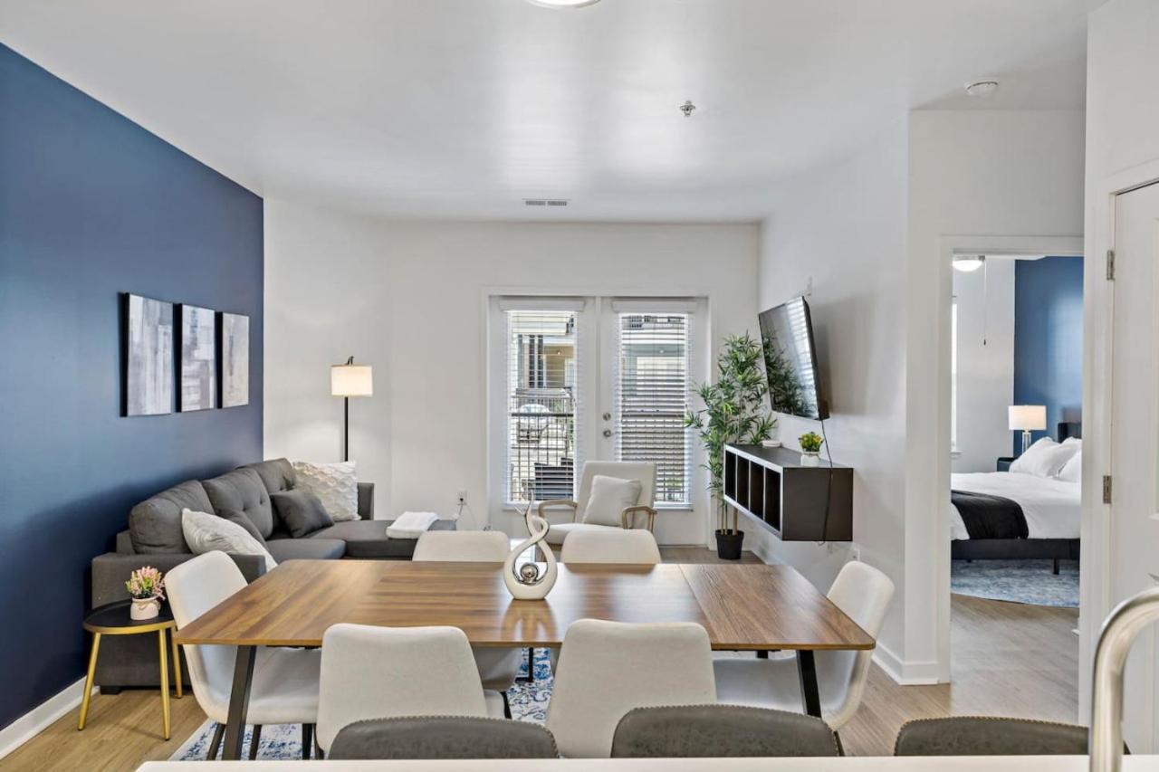 Modern 2bd - 5 Min Dt, Gym, Parking, W-d - Sleeps 12 Apartment Charlotte