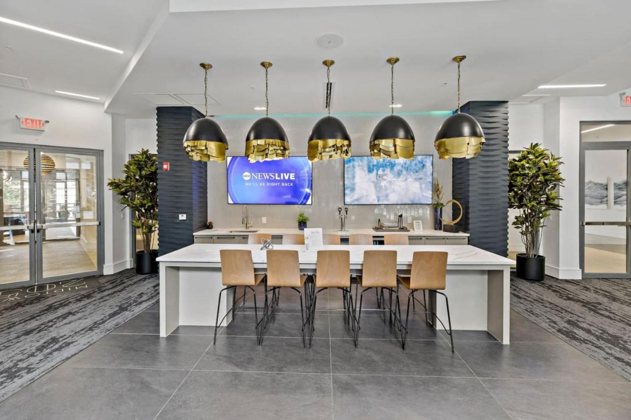 Modern 2bd - 5 Min Dt, Gym, Parking, W-d - Sleeps 12 Charlotte