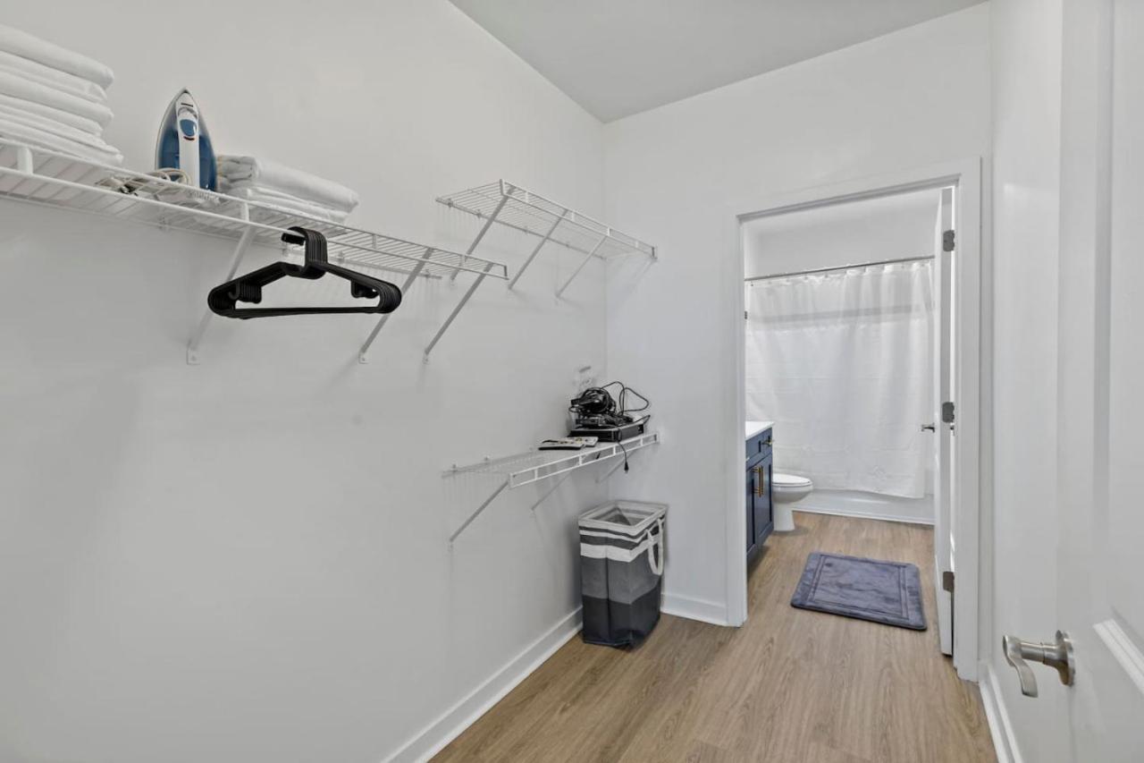 Apartment Modern 2bd - 5 Min Dt, Gym, Parking, W-d - Sleeps 12 *