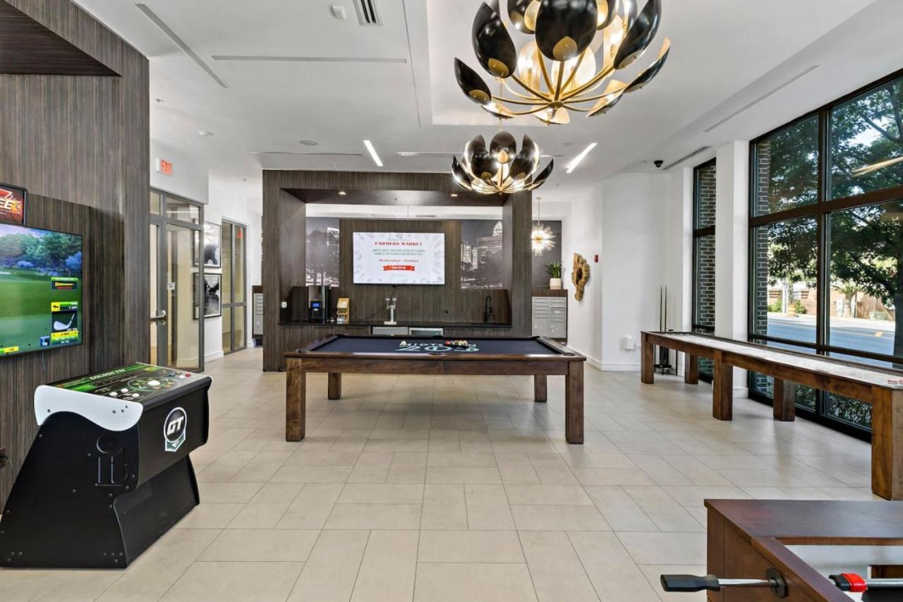 Modern 2bd - 5 Min Dt, Gym, Parking, W-d - Sleeps 12 Apartment Charlotte