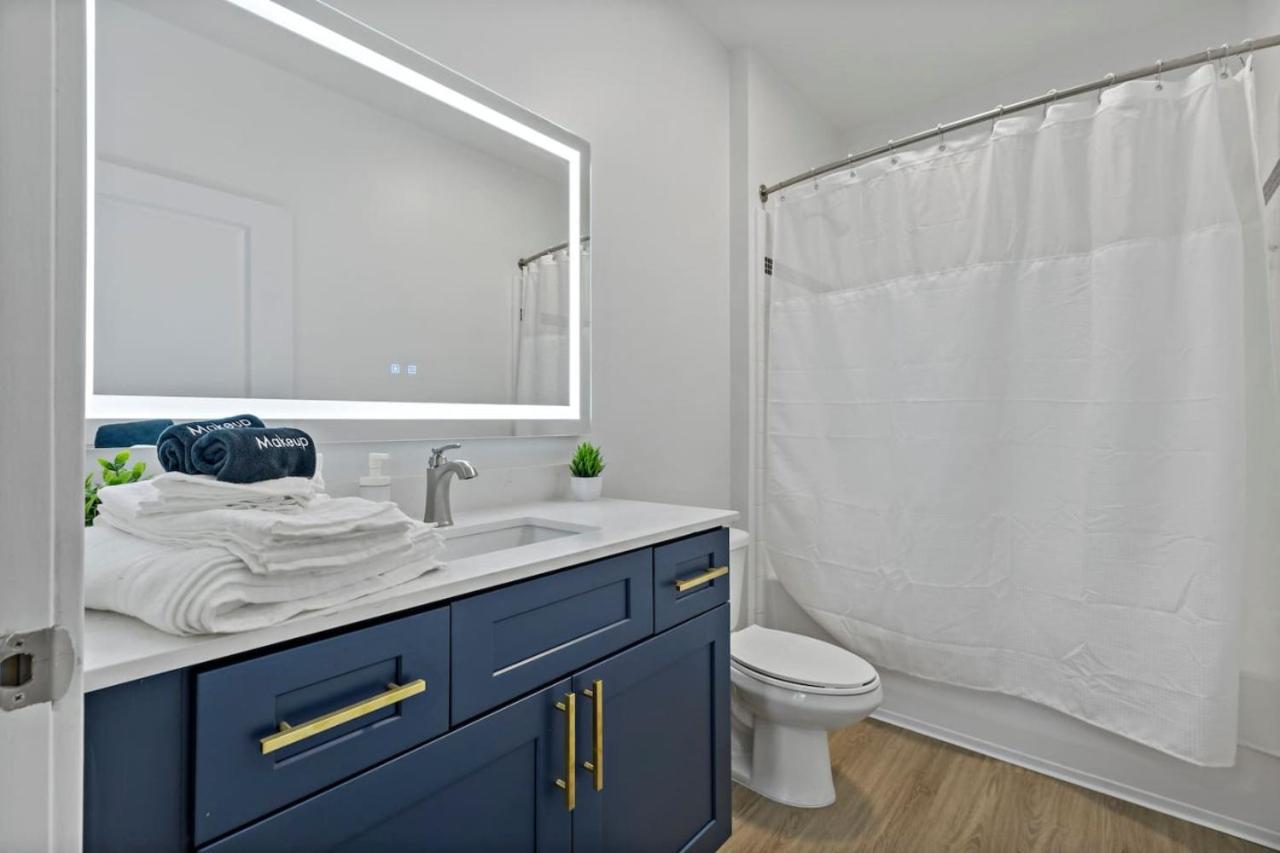 Apartment Modern 2bd - 5 Min Dt, Gym, Parking, W-d - Sleeps 12 Charlotte