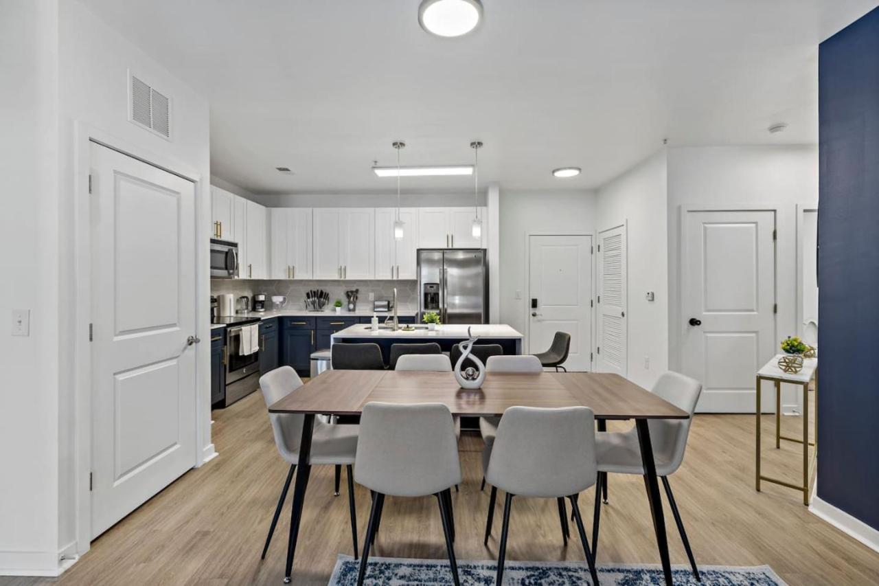 Modern 2bd - 5 Min Dt, Gym, Parking, W-d - Sleeps 12 *