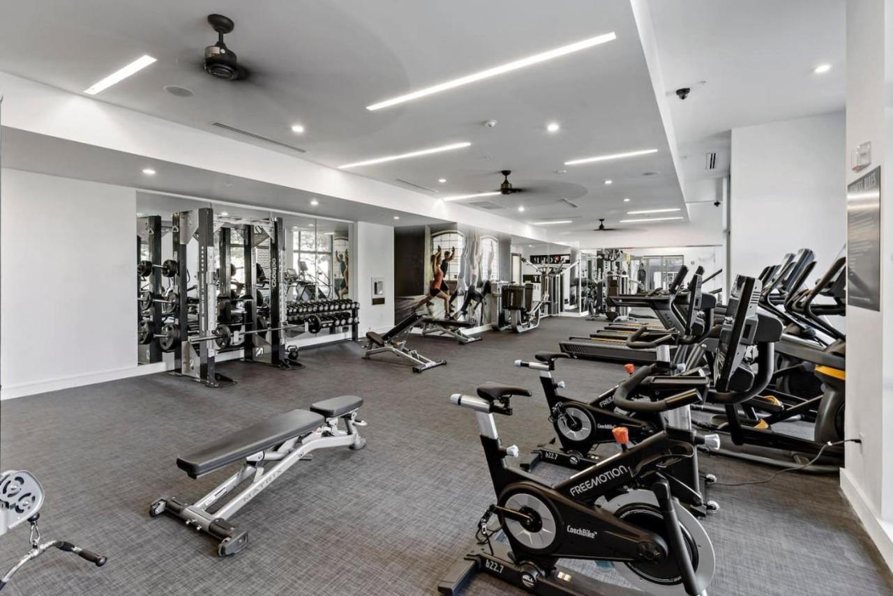Apartment Spacious 2bd - 5 Min Dt, Gym, Parking, W-d - Sleep 12
