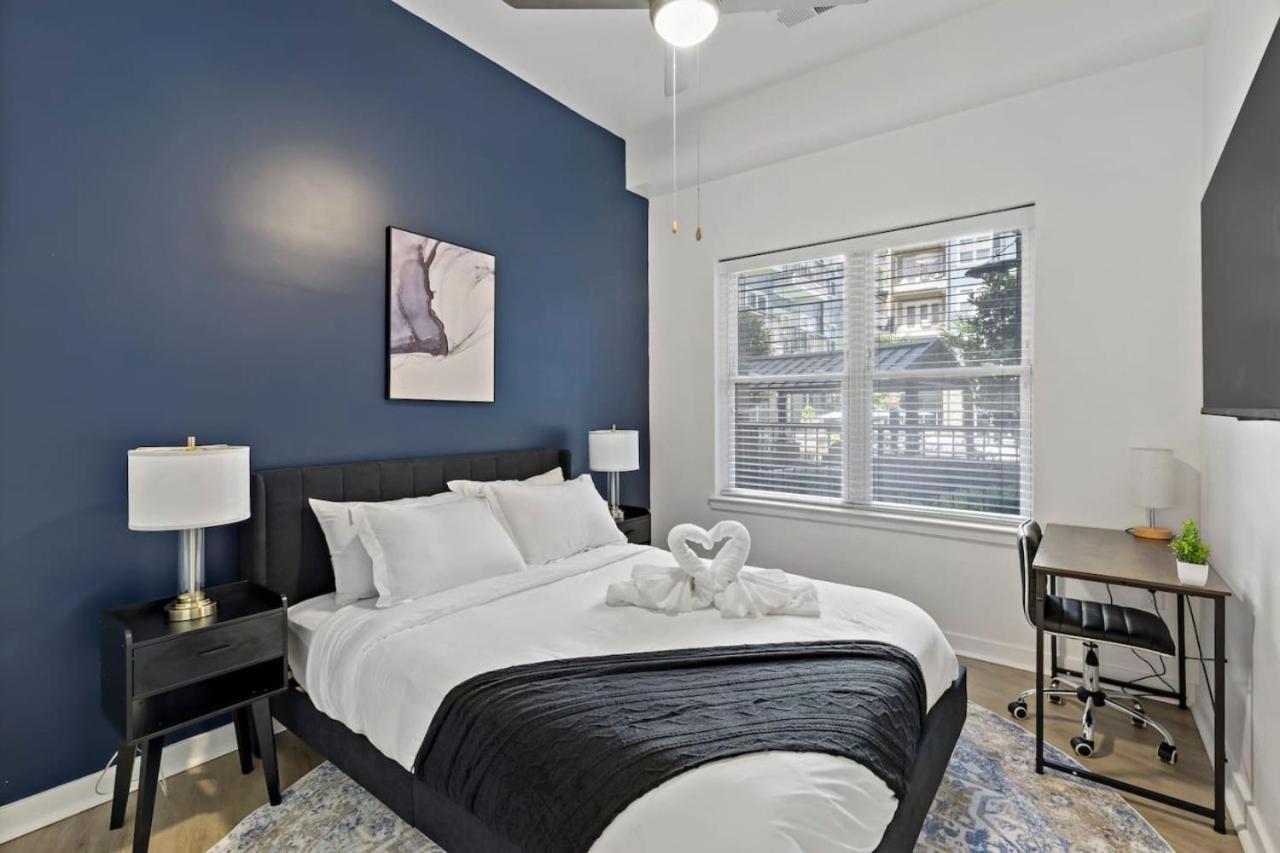 Spacious 2bd - 5 Min Dt, Gym, Parking, W-d - Sleep 12 Apartment Charlotte