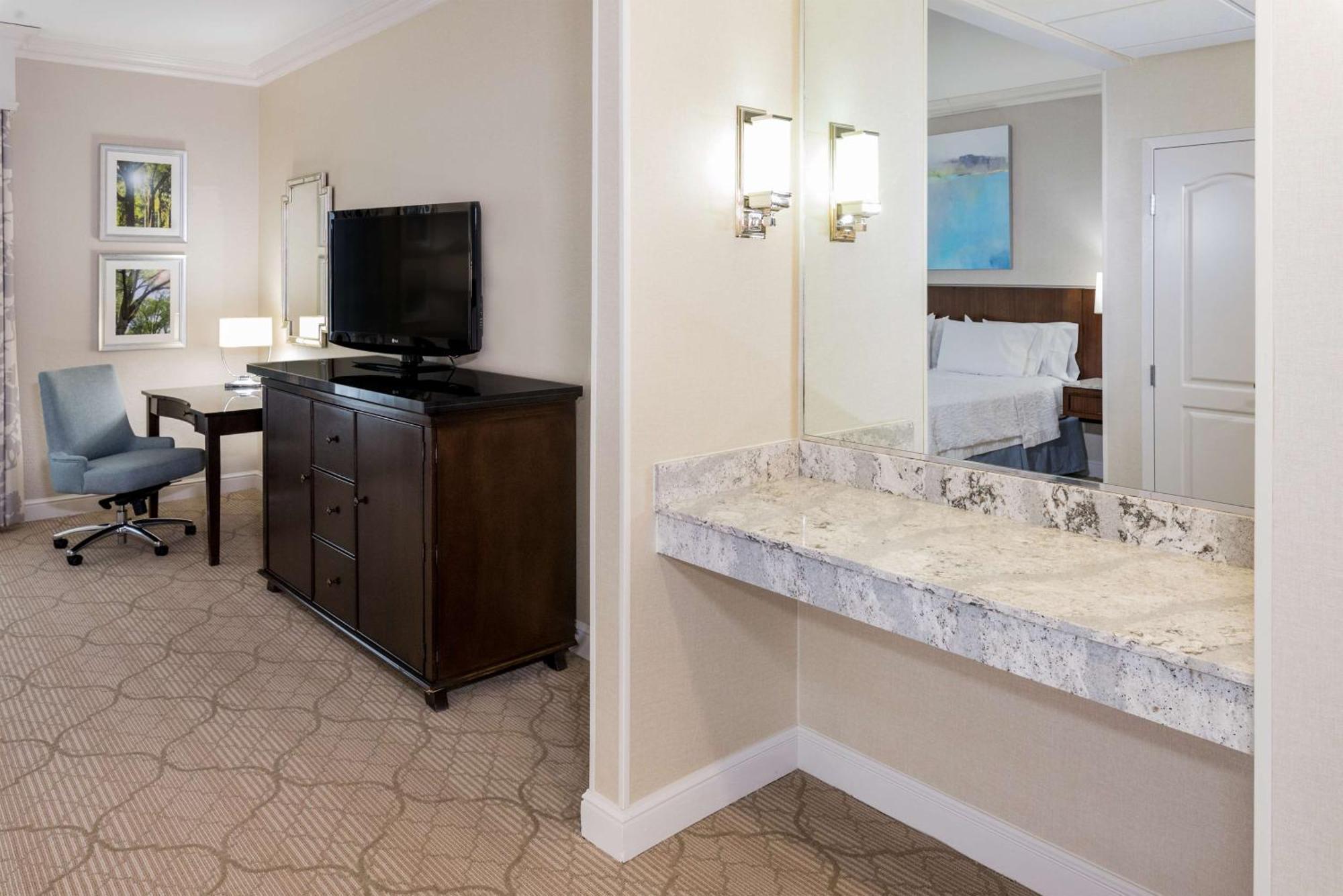Hampton & South Park At Phillips Place Hotel 3*