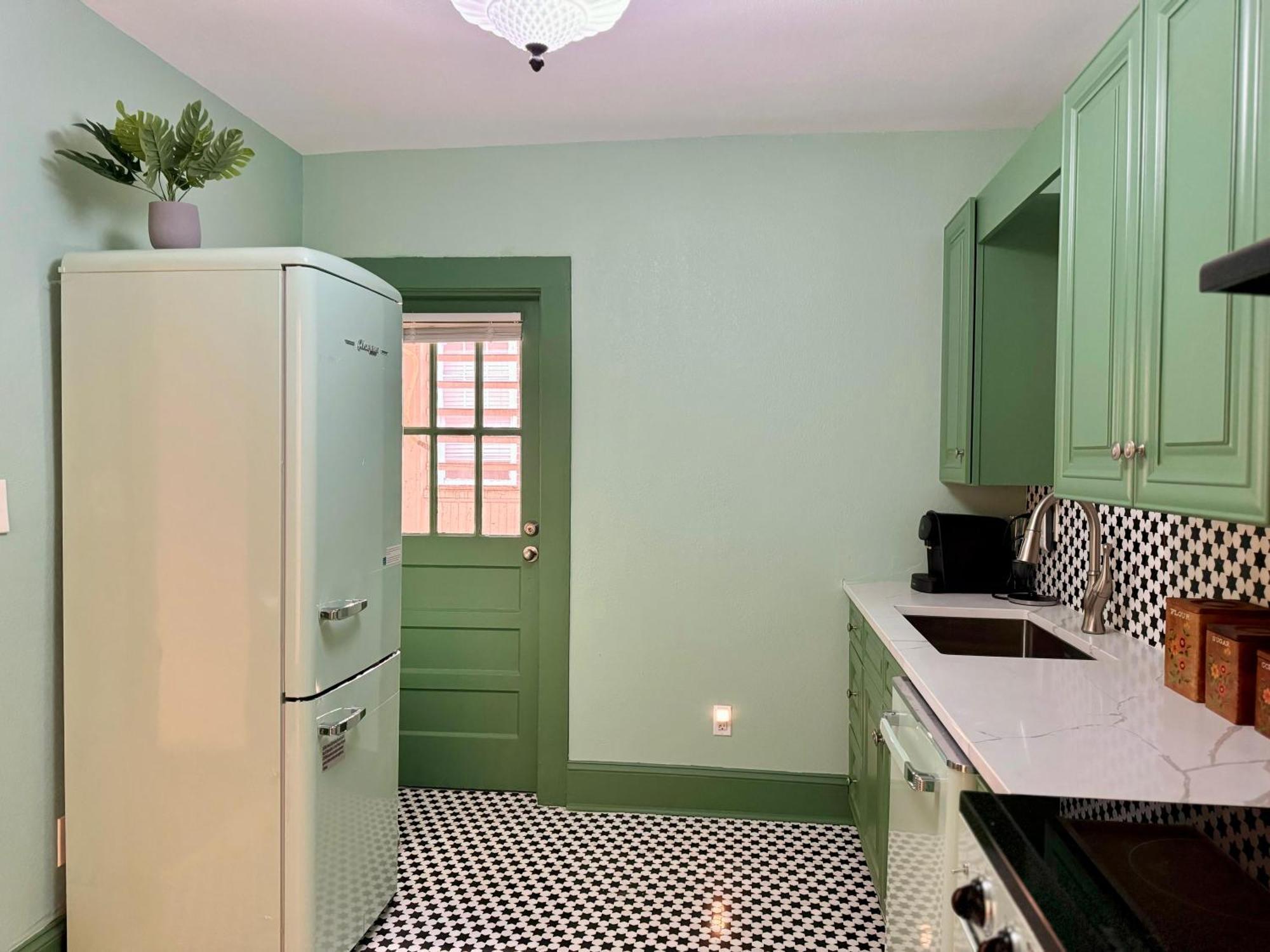 Holiday home Newly Renovated! Lux 2-king With Winter Deals!