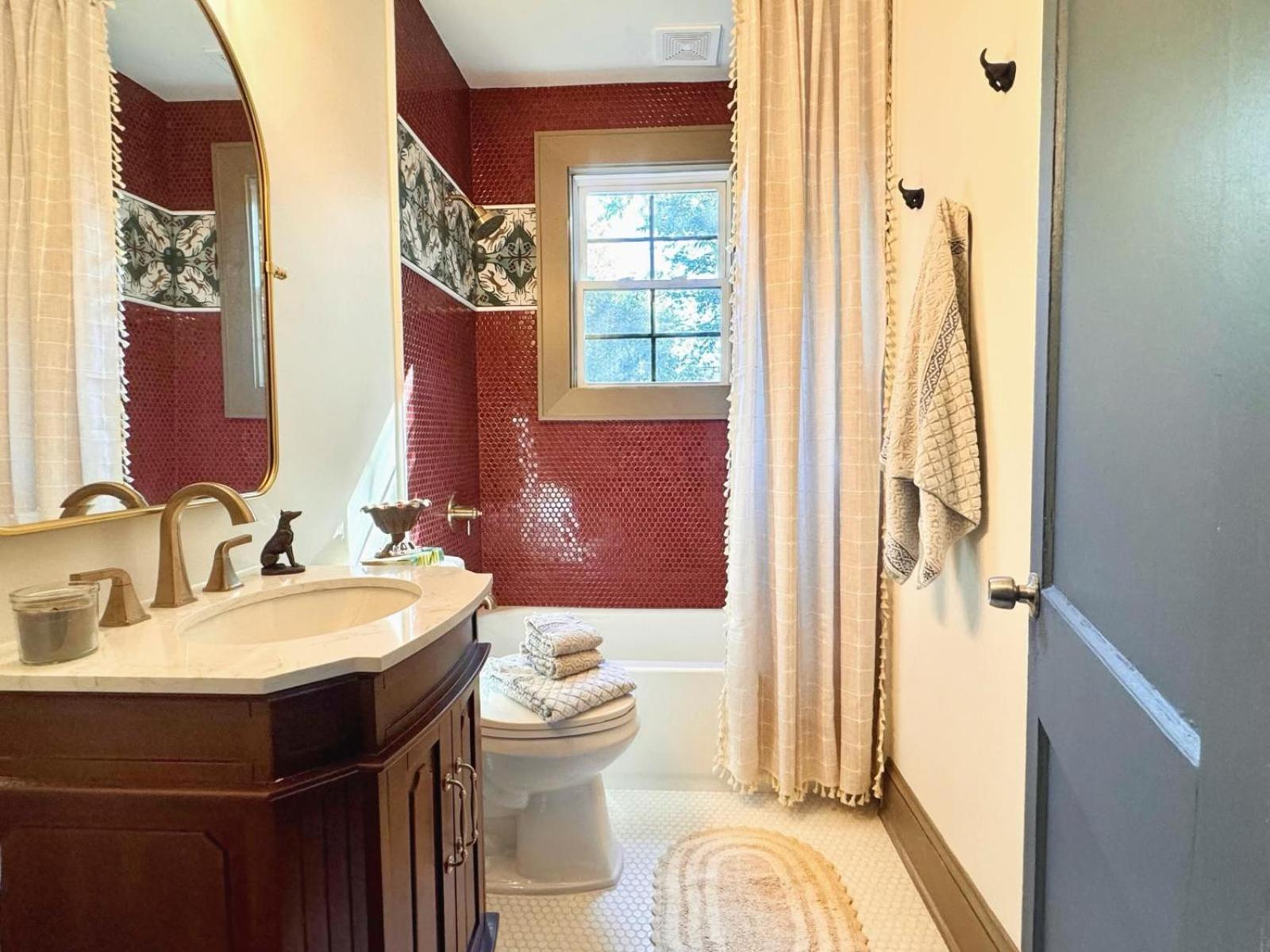 Newly Renovated! Lux 2-king With Winter Deals! Holiday home Charlotte