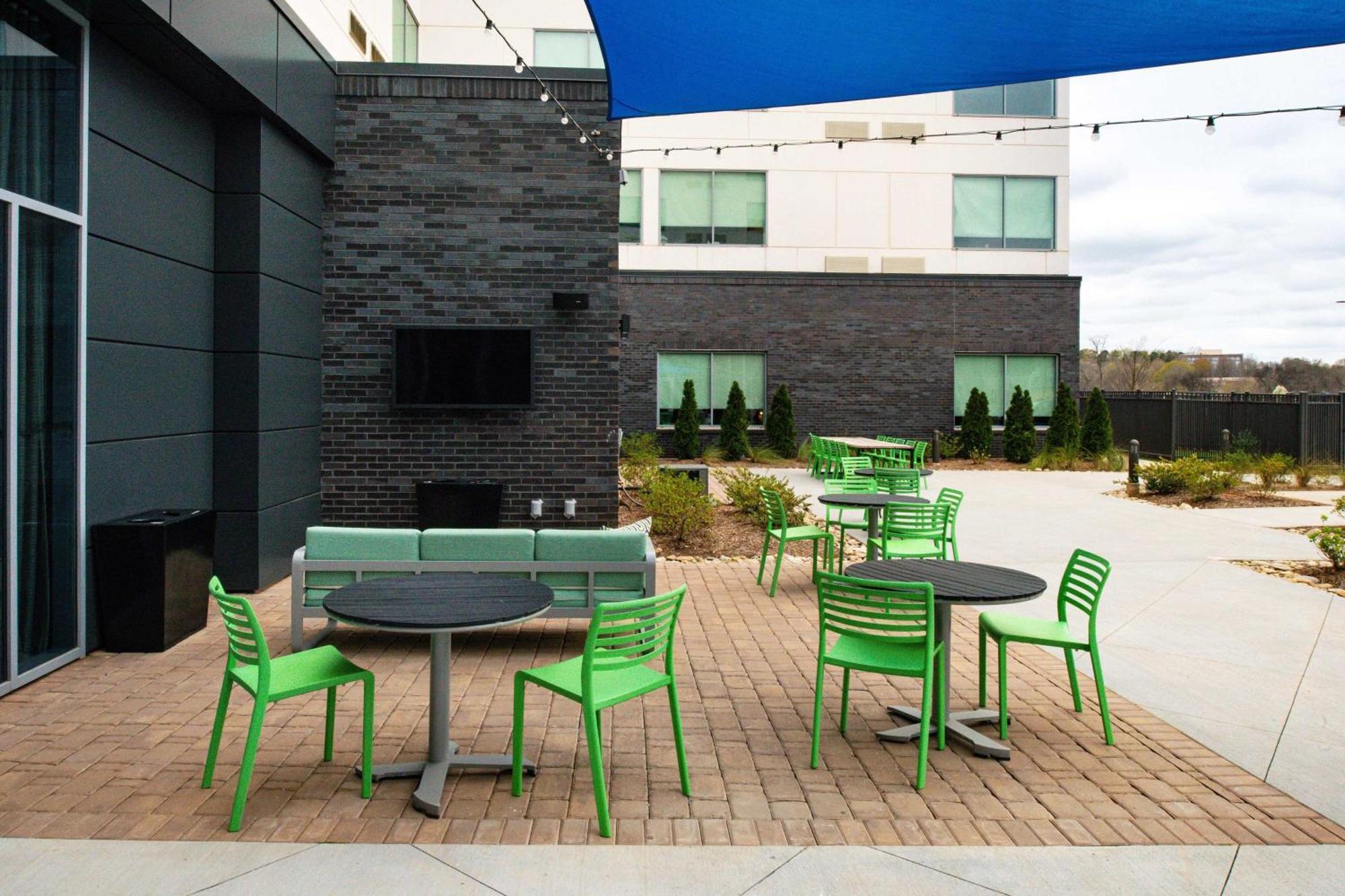 Aloft Airport Hotel 3*