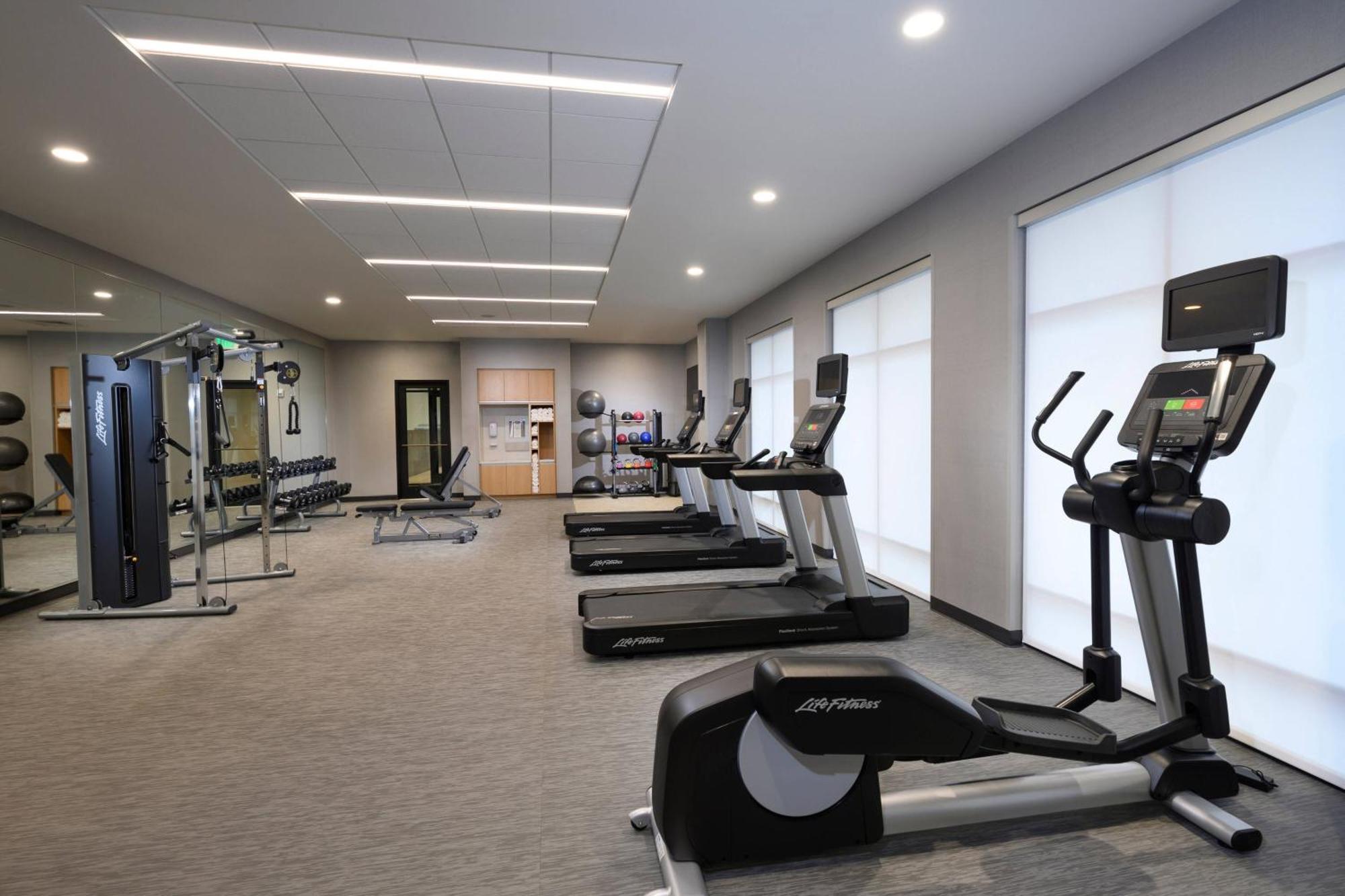 Courtyard By Marriott Waverly Hotel