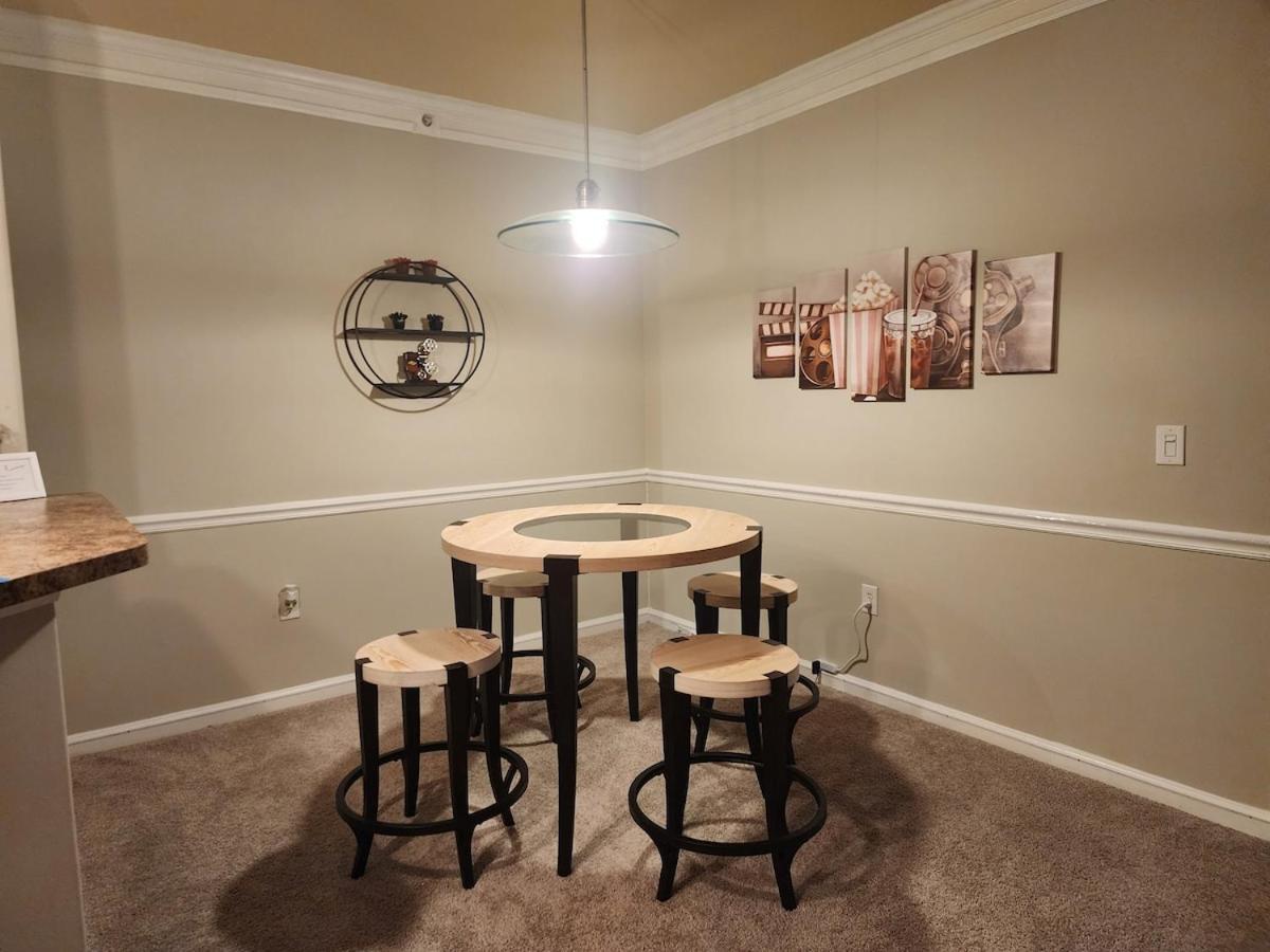 Two The Movies - Spacious - Sleeps 7 Instant Booking!