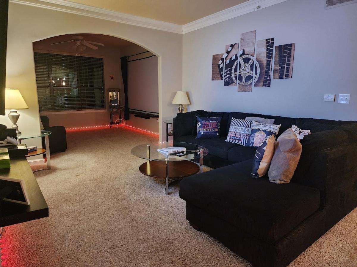 Two The Movies - Spacious - Sleeps 7 Instant Booking!