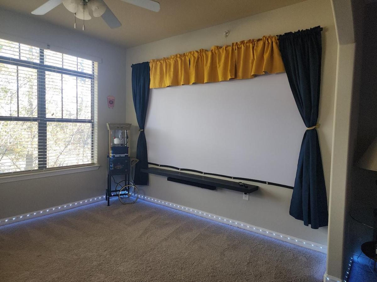 Apartment Two The Movies - Spacious - Sleeps 7 Instant Booking! Charlotte
