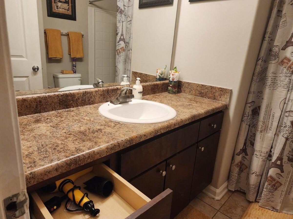 Two The Movies - Spacious - Sleeps 7 Instant Booking! Apartment
