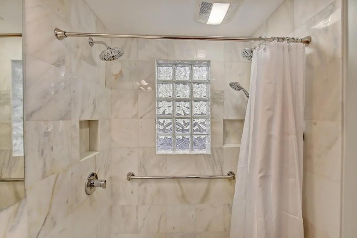 Comfortable And Stylish Near Myers Park Holiday home *