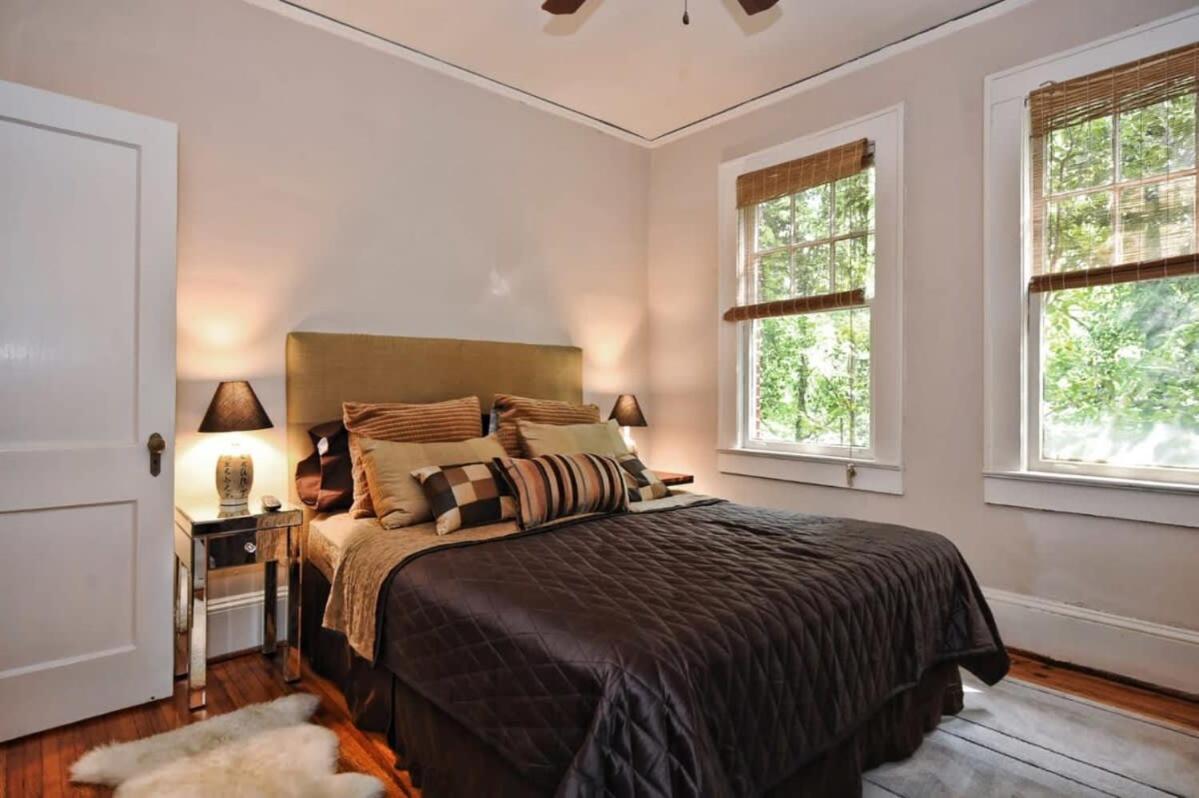 Contemporary 2br In Myers Park With Screened Porch