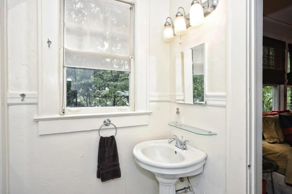 Contemporary 2br In Myers Park With Screened Porch Holiday home Charlotte