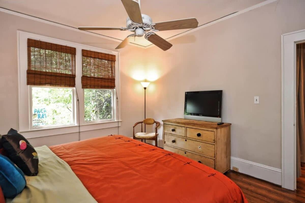 Contemporary 2br In Myers Park With Screened Porch *