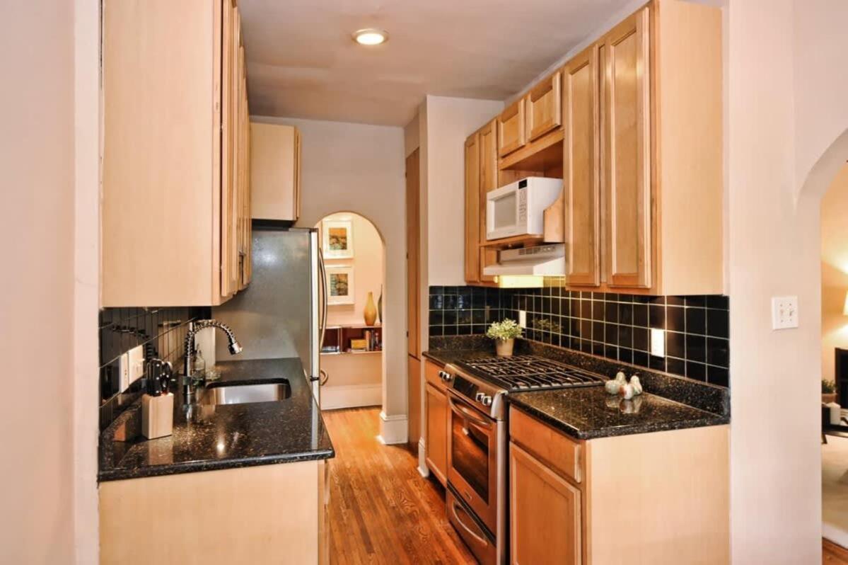 Contemporary 2br In Myers Park With Screened Porch