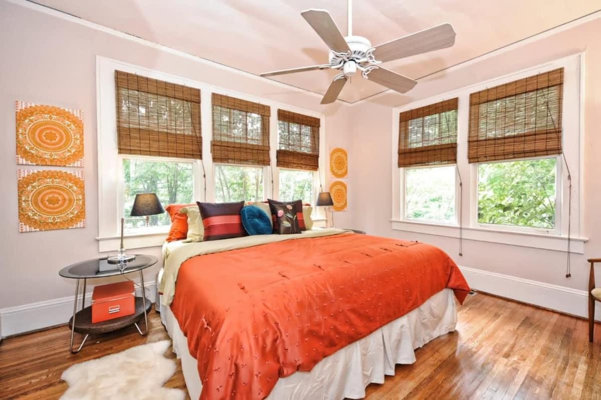Contemporary 2br In Myers Park With Screened Porch