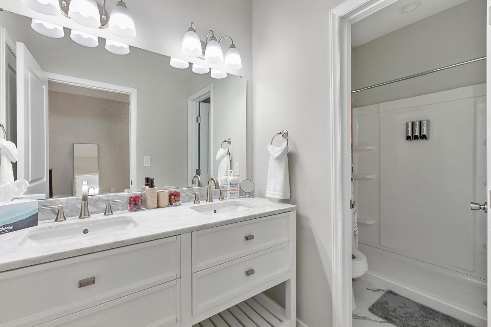Holiday home Cozy & Modern Close To Uptown & Airport *