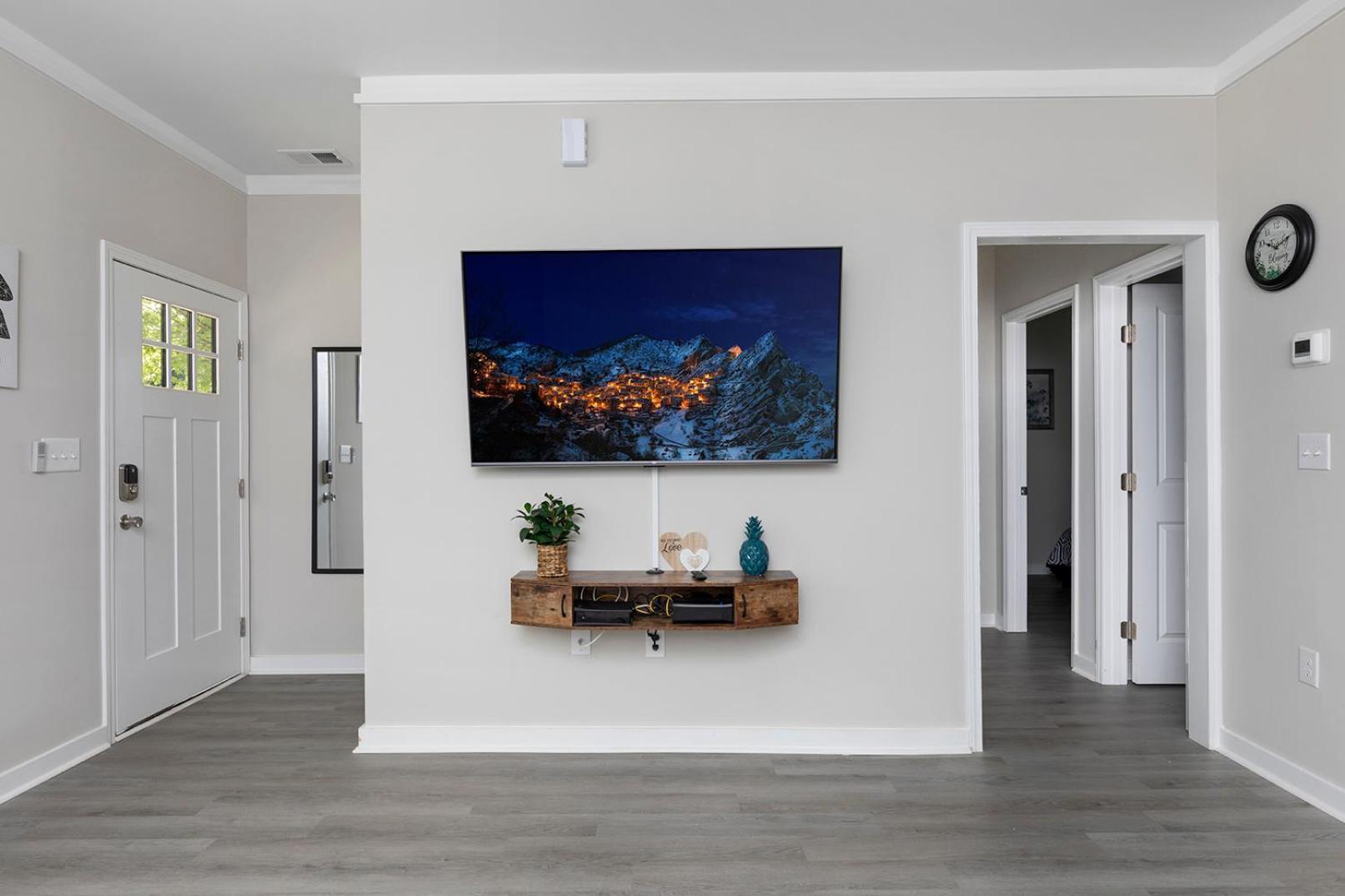 Cozy & Modern Close To Uptown & Airport Holiday home