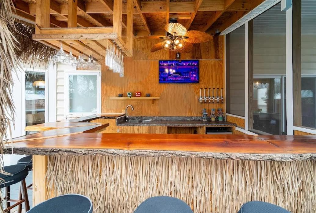 Tiki Hut, Bar, Kitchenette, Grill, Firepit At Pool Apartment Charlotte