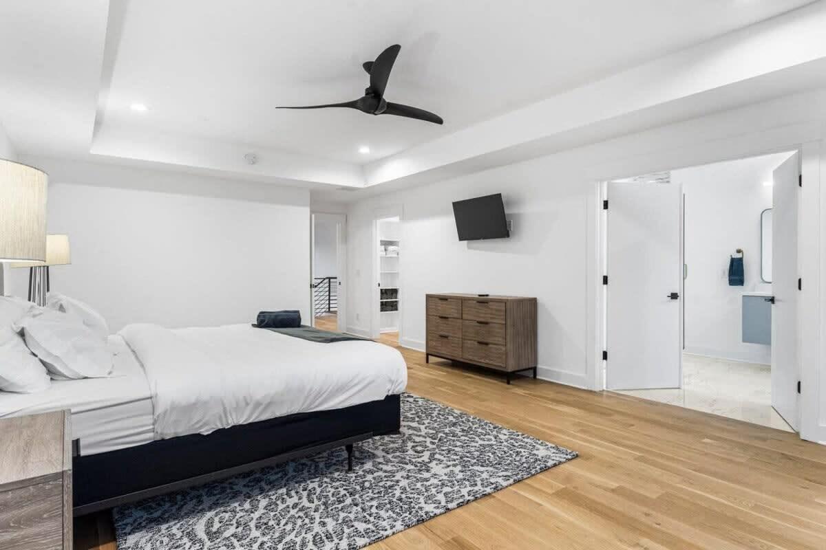 Charlotte's Modern Luxe - Your Stylish Haven Holiday home *