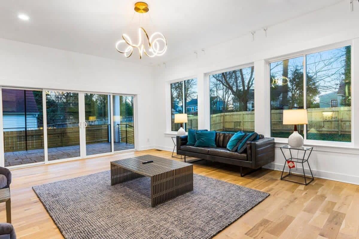 Charlotte's Modern Luxe - Your Stylish Haven Holiday home *