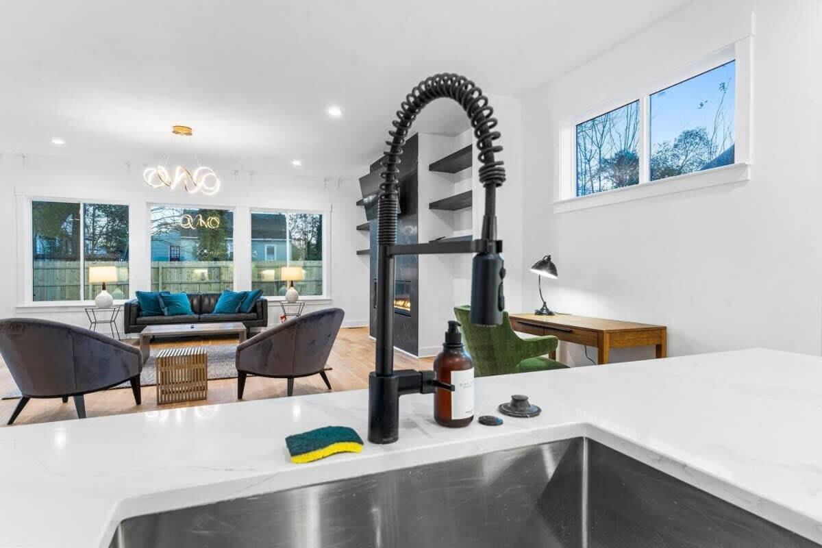 Charlotte's Modern Luxe - Your Stylish Haven Holiday home Charlotte