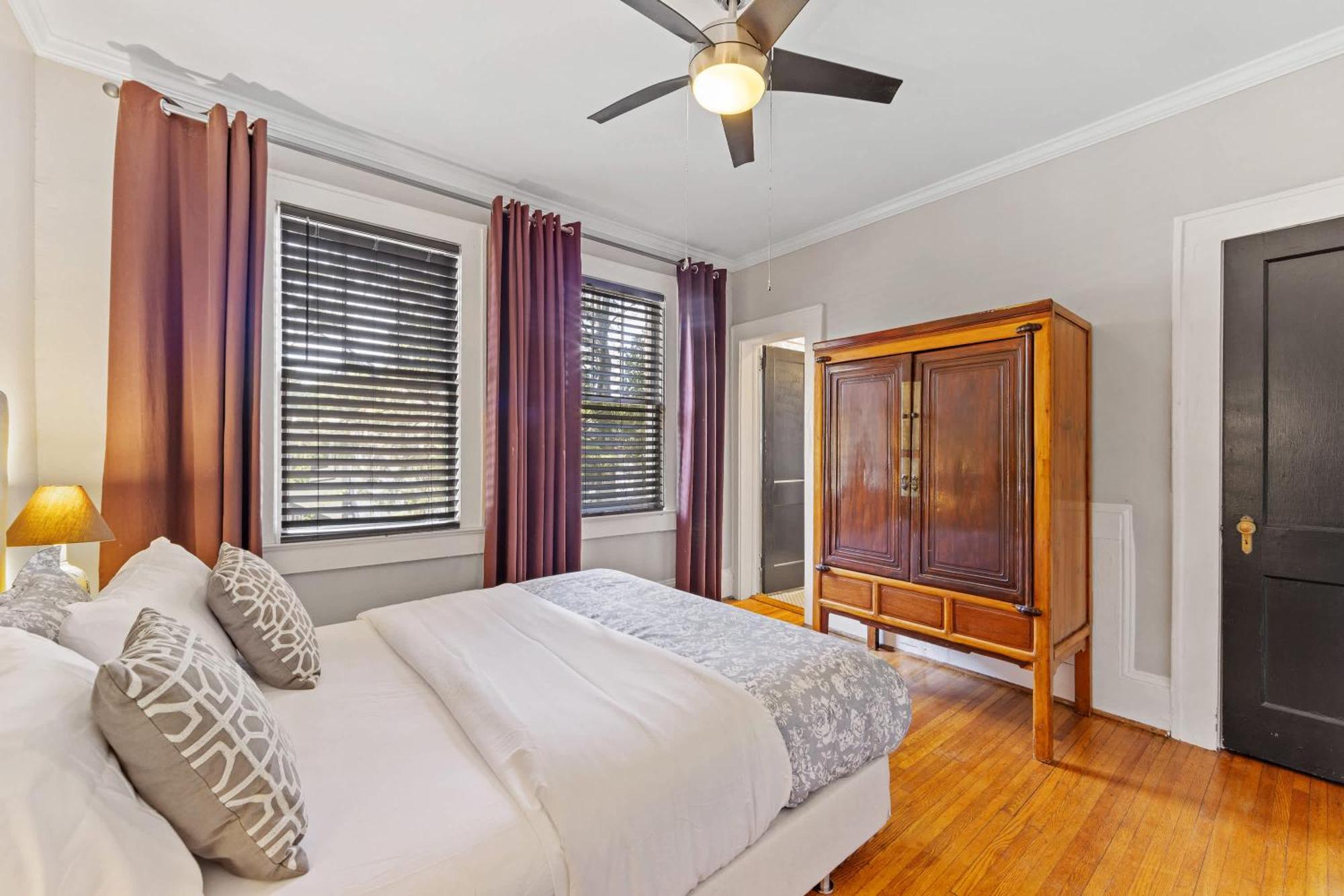 Contemporary 2br In Myers Park With Screened Porch