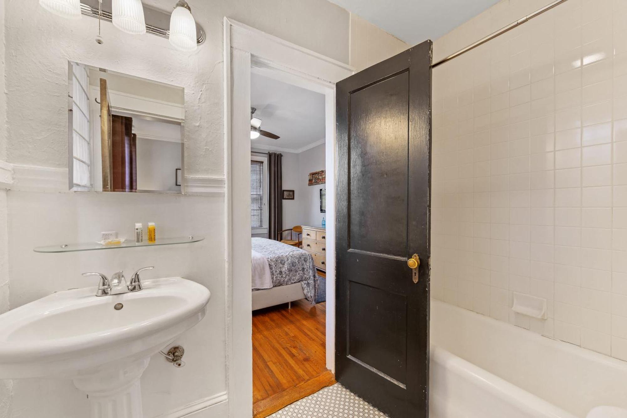 Contemporary 2br In Myers Park With Screened Porch *