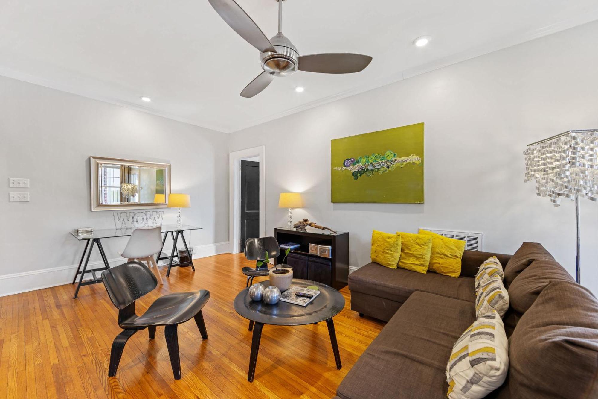Contemporary 2br In Myers Park With Screened Porch
