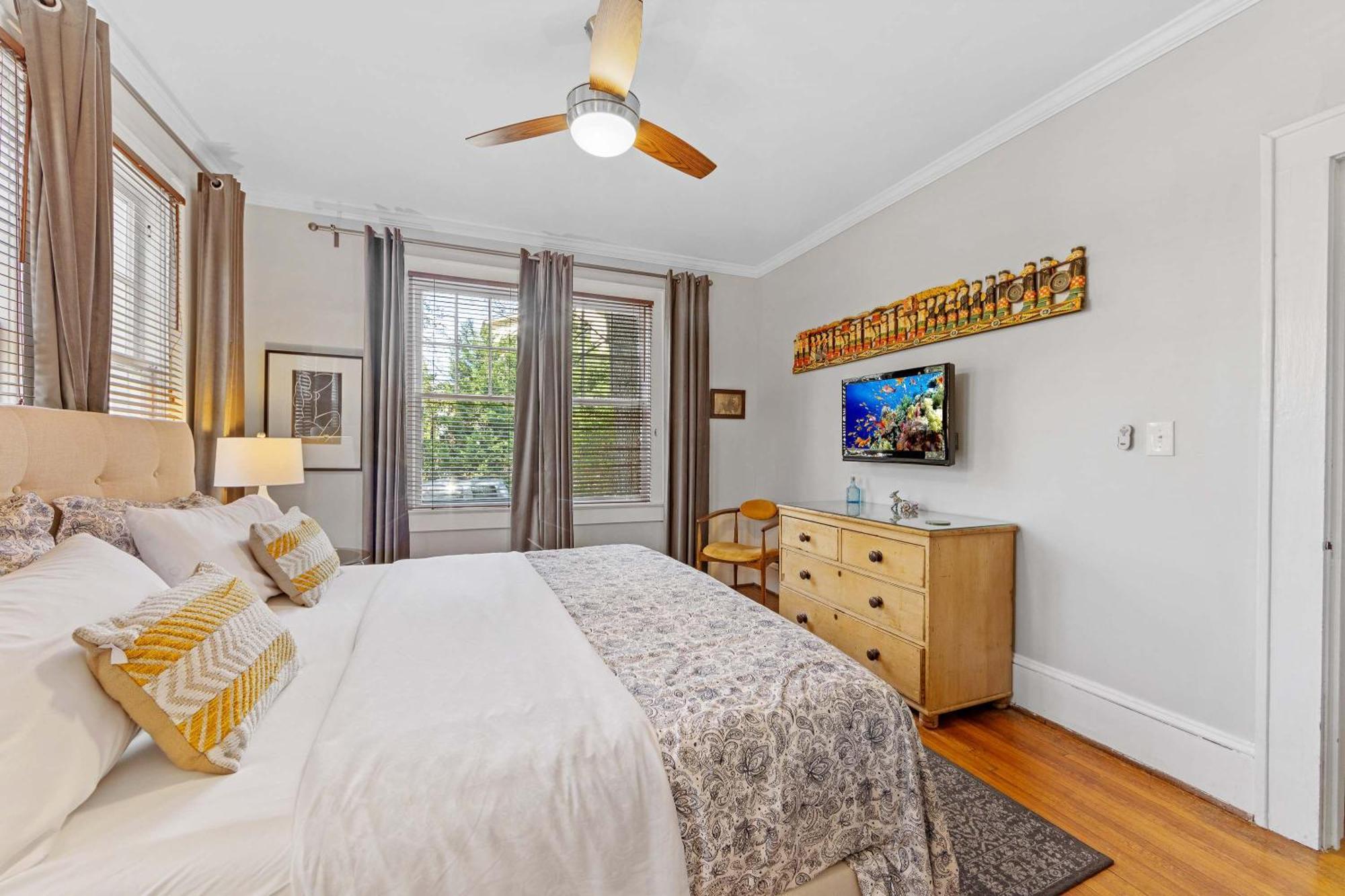 Contemporary 2br In Myers Park With Screened Porch Holiday home