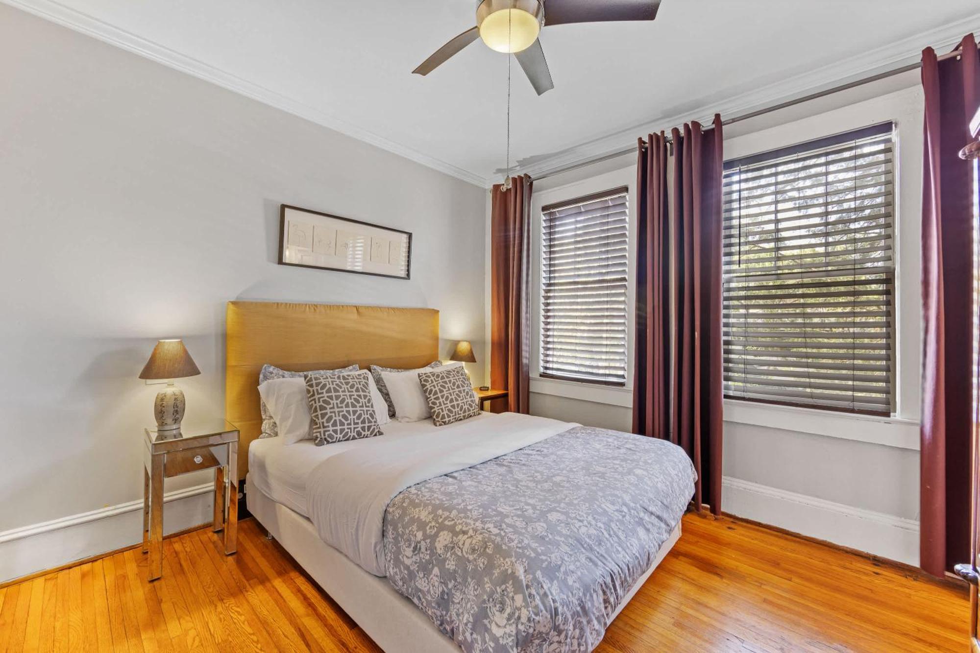Holiday home Contemporary 2br In Myers Park With Screened Porch