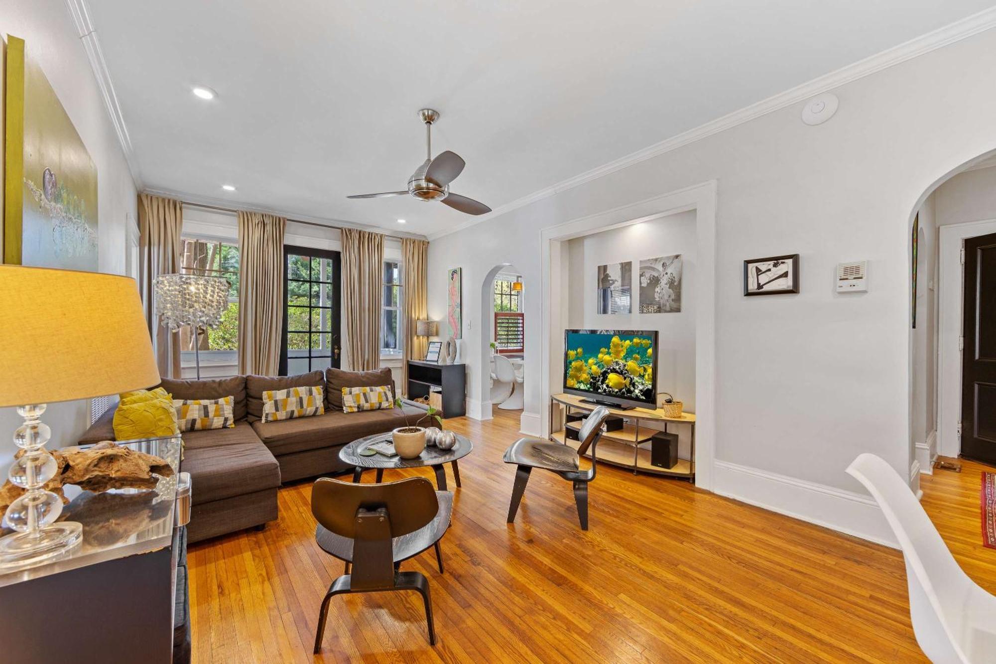 Holiday home Contemporary 2br In Myers Park With Screened Porch *
