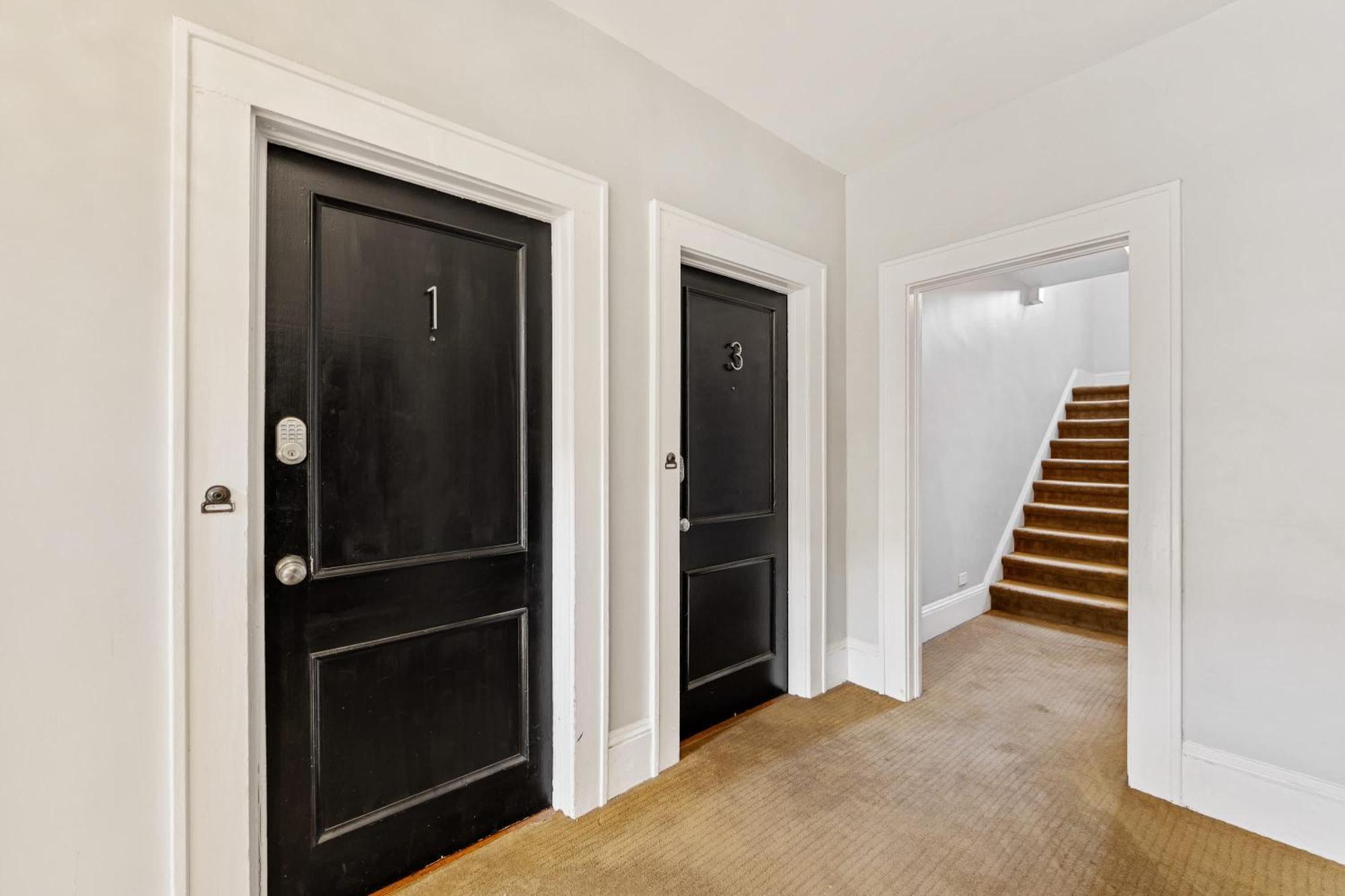 Contemporary 2br In Myers Park With Screened Porch