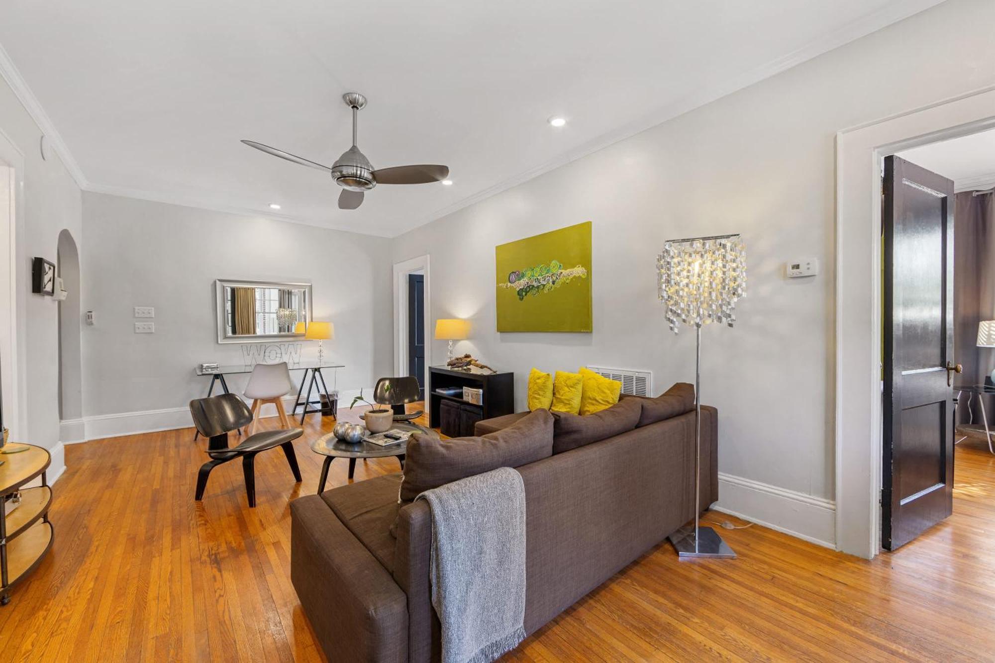 Contemporary 2br In Myers Park With Screened Porch Holiday home