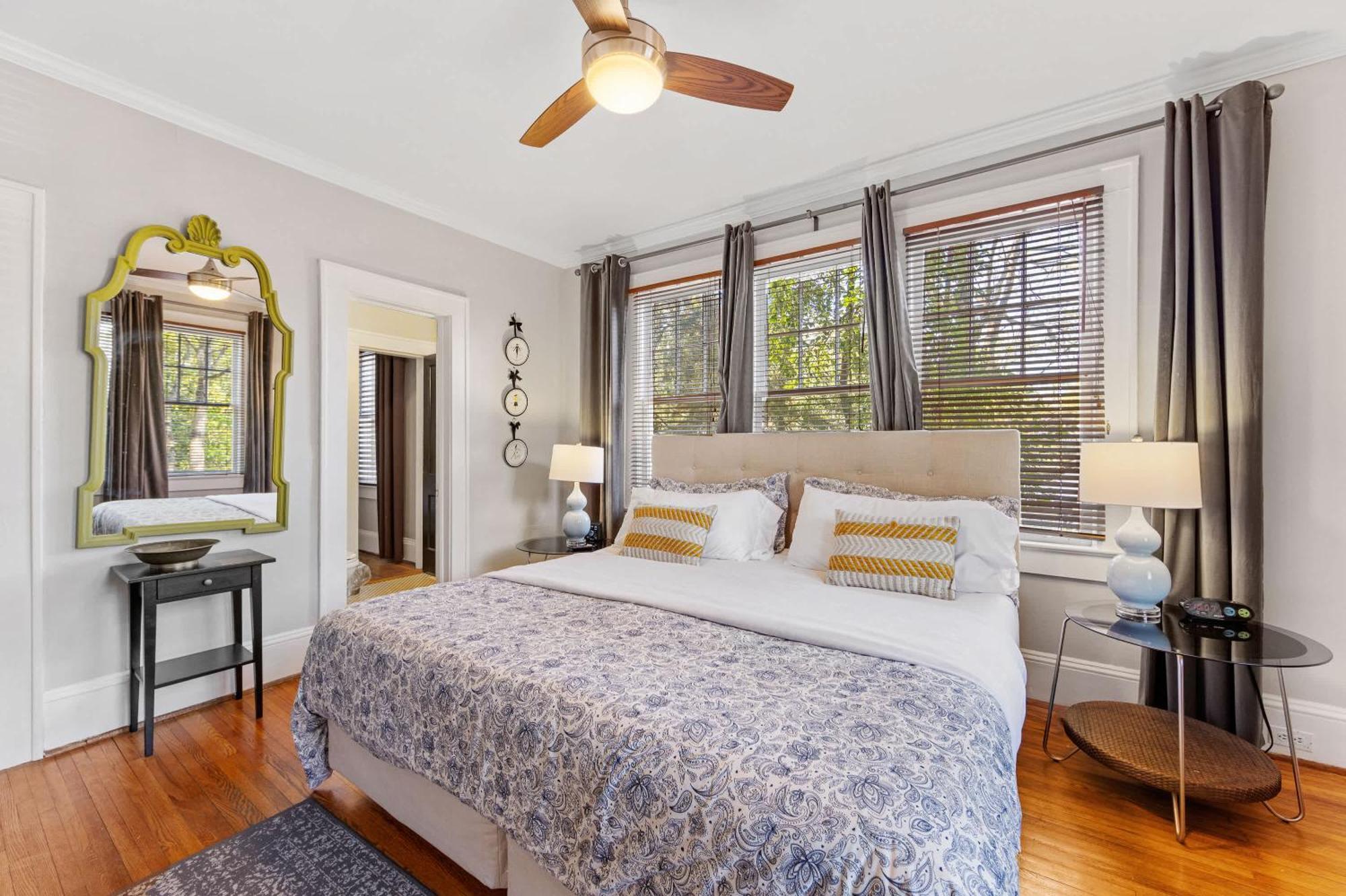 Holiday home Contemporary 2br In Myers Park With Screened Porch *