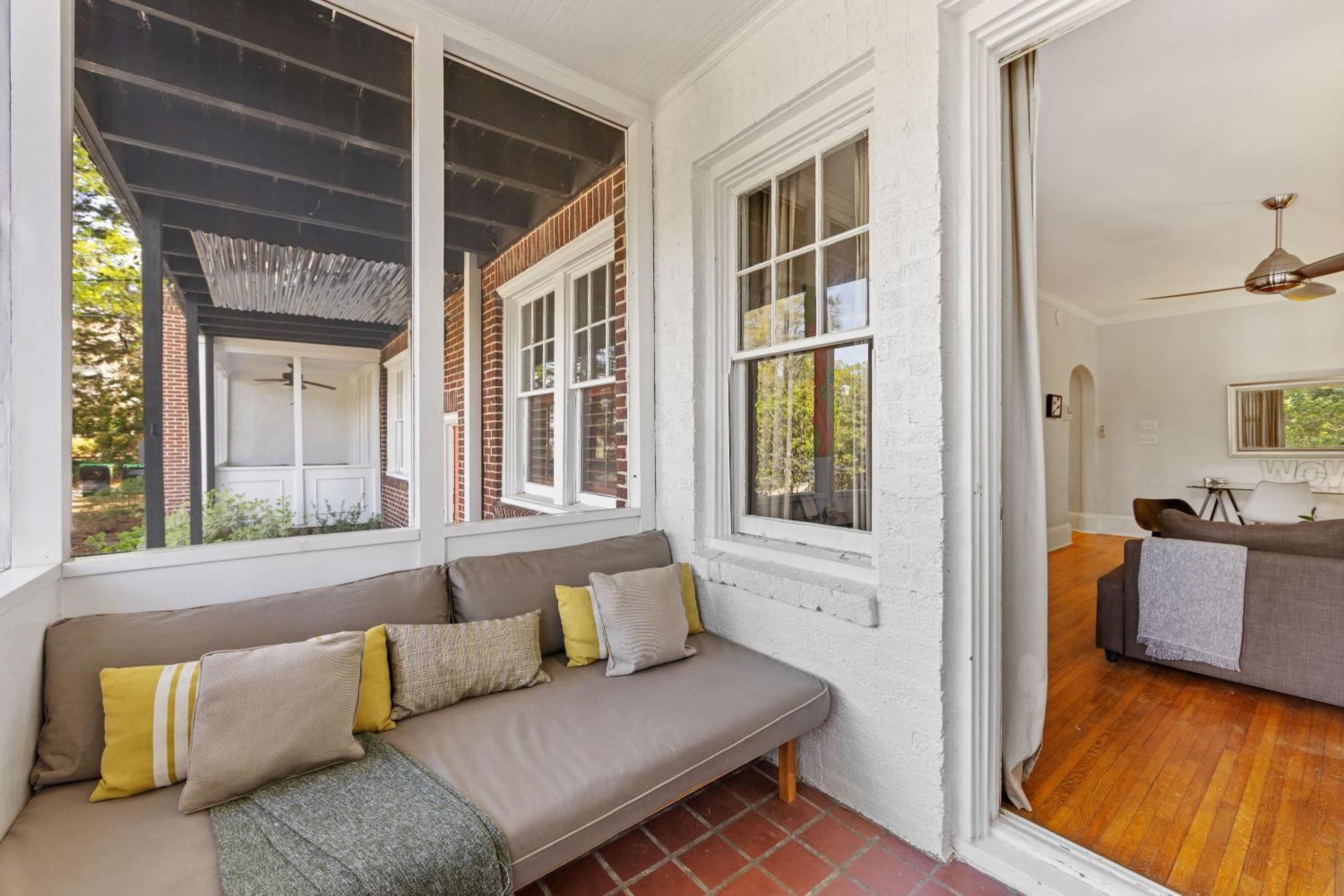 Contemporary 2br In Myers Park With Screened Porch Holiday home