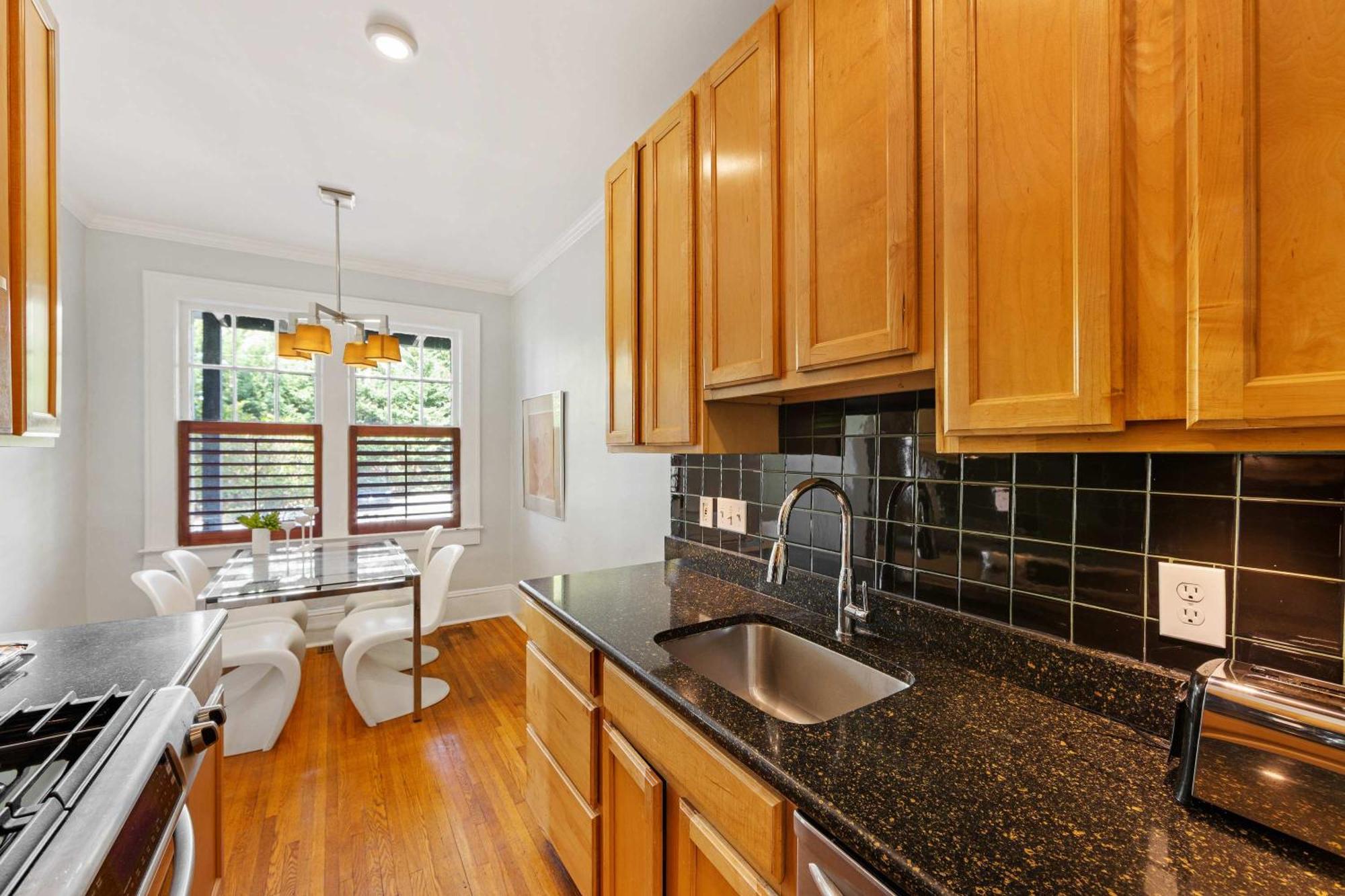 Holiday home Contemporary 2br In Myers Park With Screened Porch