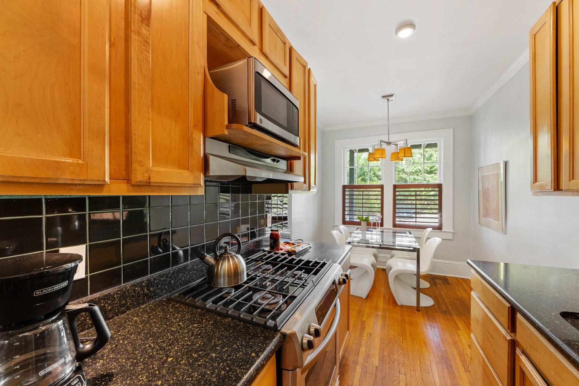 Contemporary 2br In Myers Park With Screened Porch Holiday home *