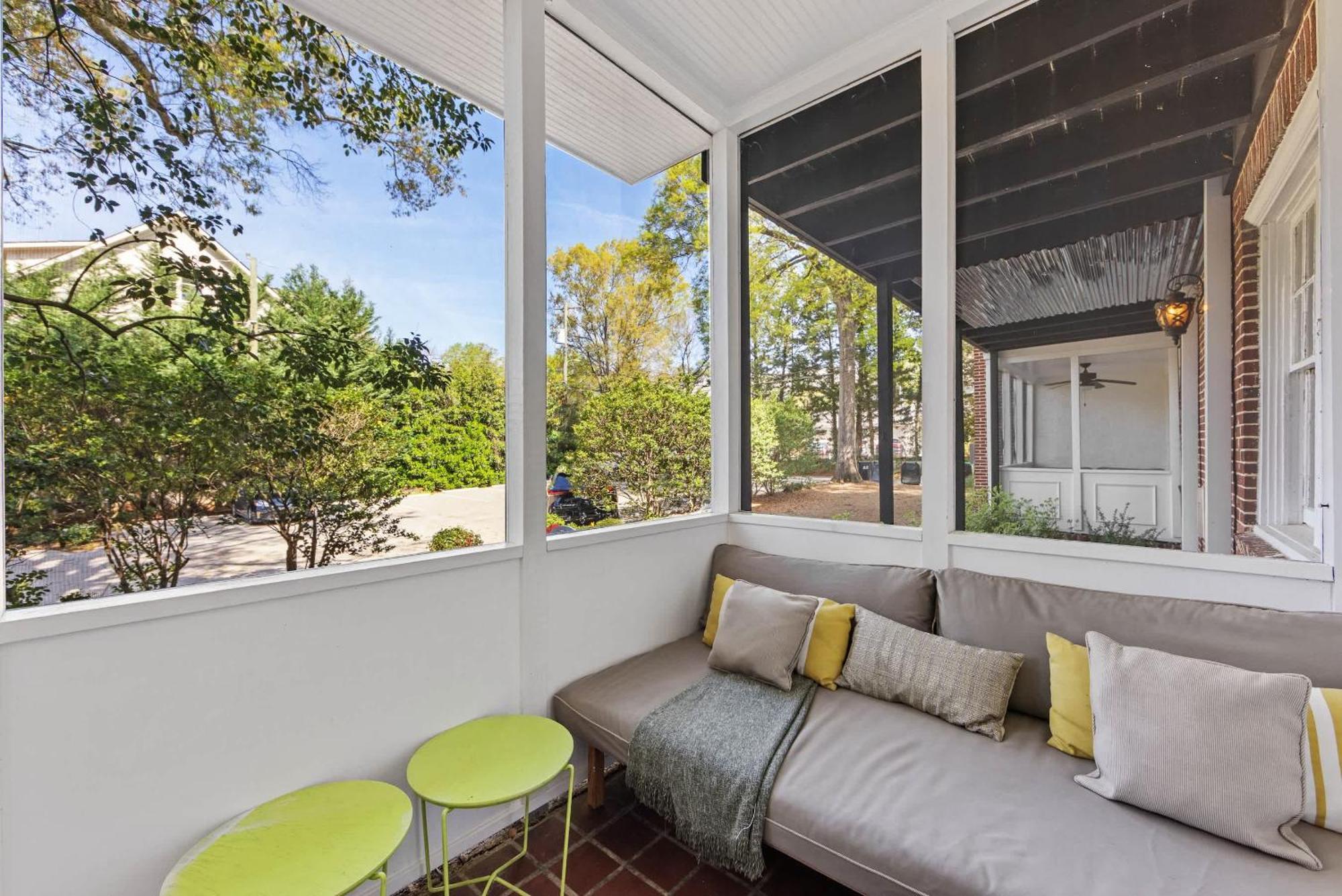 Contemporary 2br In Myers Park With Screened Porch Holiday home