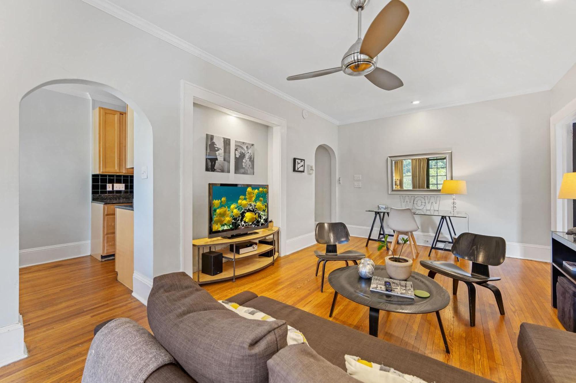 Contemporary 2br In Myers Park With Screened Porch Holiday home *